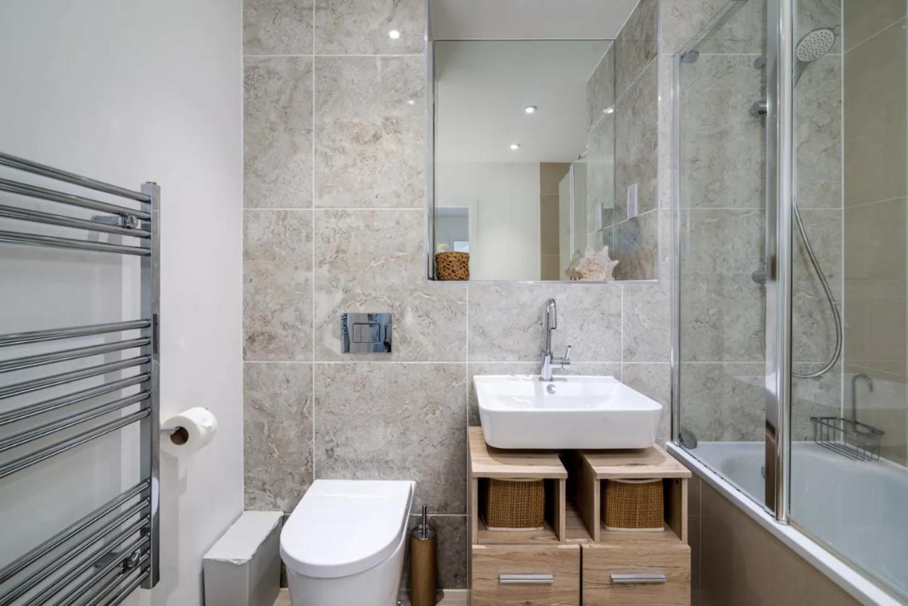Stunning Riverside View Apartment, Near Canary Wharf & O2 London Ngoại thất bức ảnh